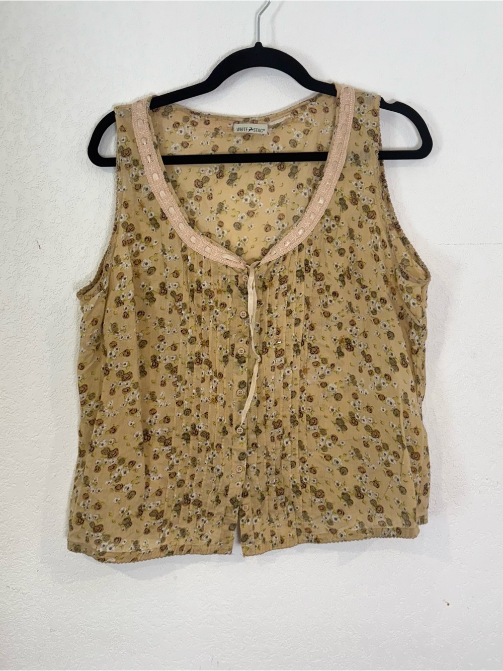 Vintage Y2K Women's Sleeveless Floral Button-Front Top in Beige by White Stag